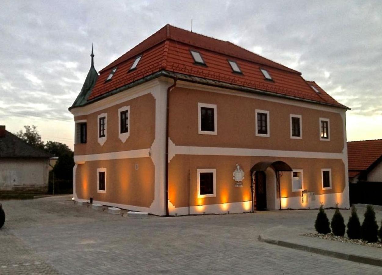 Kastiel Ottlyk Hotel Bánovce nad Bebravou Exterior foto